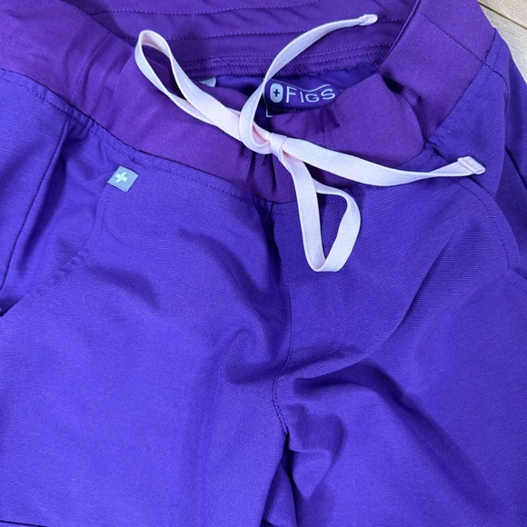 Limited Edition Figs Scrub Set in Ultraviolet - Picture 7 of 7